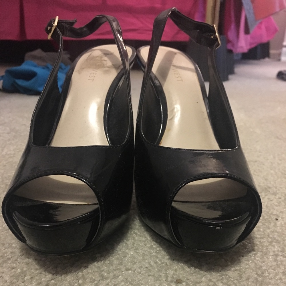 Nine West heals size 7.5! Greasy condition!